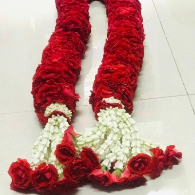 พวงมาลัยกุหลาบสีแดงแก้บน 1,000 ดอก