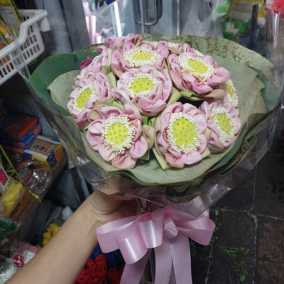 ช่อดอกบัวสีชมพูพับกลีบบานชื่น